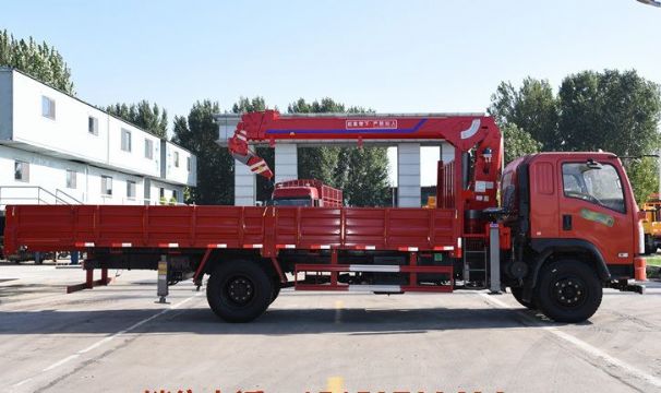 點擊查看詳細信息<br>標題：6.3噸東風160馬力隨車吊 閱讀次數(shù)：2078