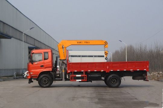 點擊查看詳細信息<br>標題：6.3噸東風(fēng)180馬力隨車吊 閱讀次數(shù)：1984