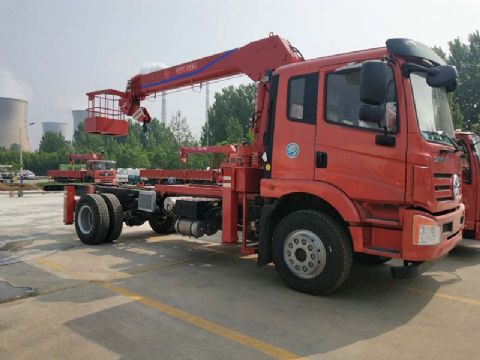 點擊查看詳細信息<br>標題：6.3噸大運隨車吊 閱讀次數(shù)：2003